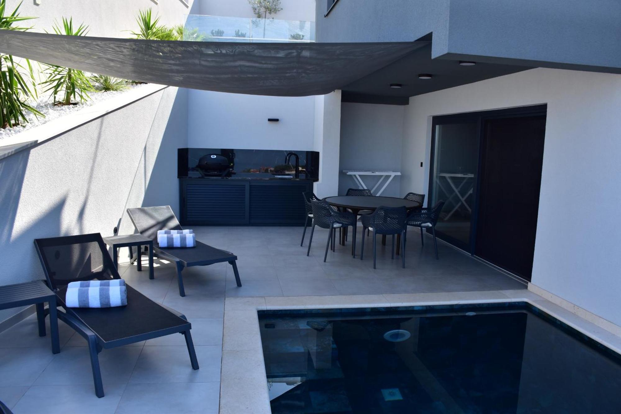Spectacular X With Heated Pool Overlooking Split And Sea Podstrana